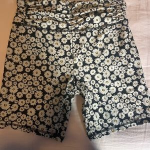 Daisy print biker shorts